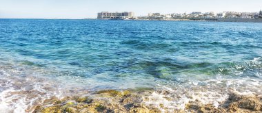 Marsaskala, Güney Malta çevresinde sıcak ve berrak Akdeniz. Tasarımınız için Panorama arkaplan resmi