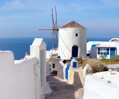 Geleneksel Oia, Santorini yel değirmeni, güneşli bir günde, panoramik imag