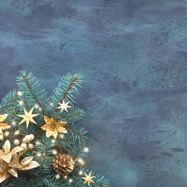 圣诞节或新年平铺背景的纹理板与文字空间 俯瞰全景 布局平坦 冷杉枝条装饰着金黄色的小饰物 黑色的木板上挂着鲜花和圣诞彩灯 — 图库照片