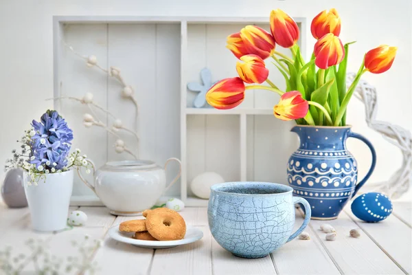 白桌子上的一杯咖啡和饼干 上面有红色的郁金香和春天的装饰 — 图库照片
