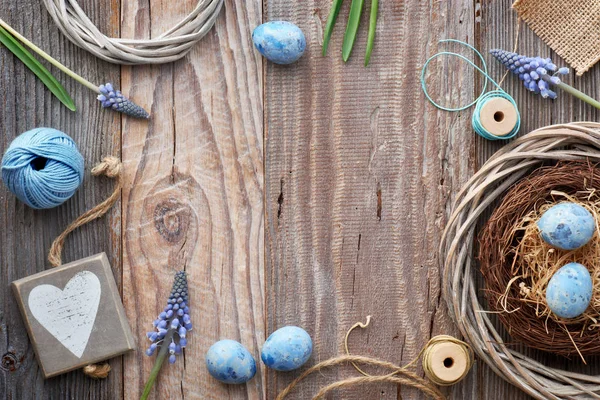 Wielkanocne Tło Niebieskimi Kwiatami Hiacyntu Pisanki Drewniane Serce Dekoracje Wiejskim — Zdjęcie stockowe