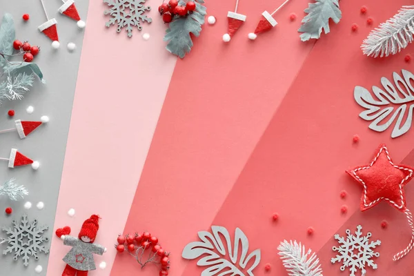 圣诞公寓里摆满了装饰品 花环和雪花 洋红色和银色的彩色几何分层纸背景图 — 图库照片