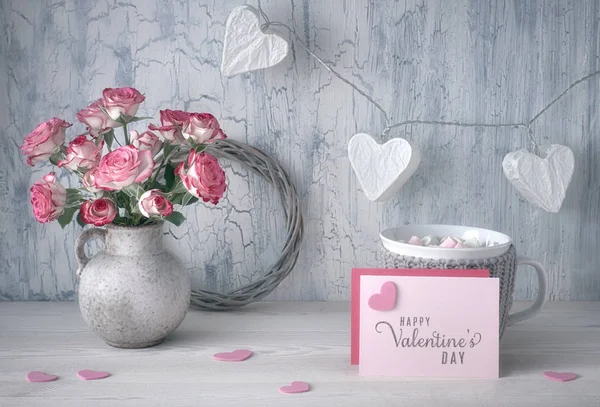 白紙カード ピンクのバラ ホットチョコレートのカップと素朴な背景に紙のハートの形をしたガーランドライトでバレンタインデー静物 — ストック写真