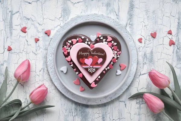 Pastel Corazón San Valentín Con Chocolate Decoraciones Azúcar Texto Happy —  Fotos de Stock