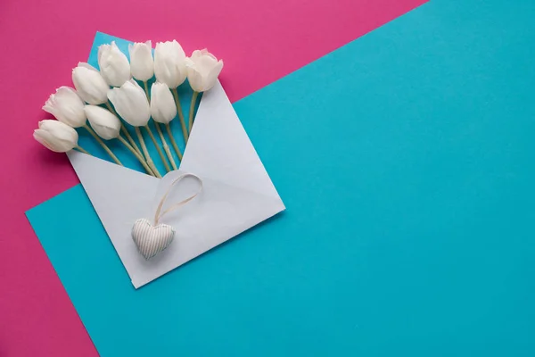 Puesta Plana Primavera Tulipanes Blancos Sobre Blanco Sobre Fondo Papel — Foto de Stock