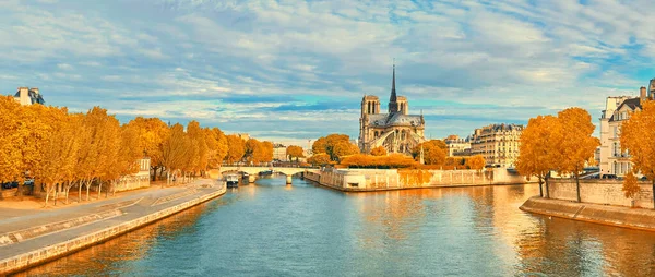 Vista Notre Dame Paris Rio Sena Dia Brilhante Outono Imagem — Fotografia de Stock