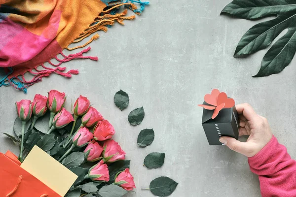 Плоская Лежала Натюрморт Букетом Розовых Цветов Экзотическими Листьями Растений Рука — стоковое фото