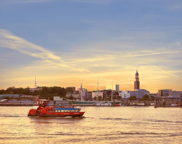 Hamburg 2015 Schiff Mit Touristen Fährt Bei Sonnenuntergang Auf Der — Stockfoto