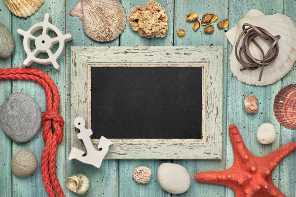 Deniz kabukları, halat, çapa ve açık ahşap, metin alanı üzerinde yıldız balık ile boş kara tahta