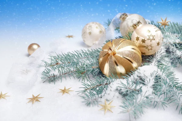 Goldene Weihnachtskugeln Auf Abstraktem Winterhintergrund Blau Weiß Mit Tannenzweigen Und — Stockfoto