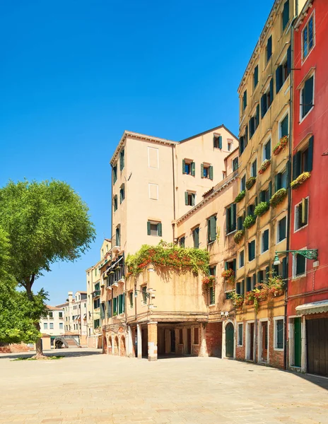 Historische Huizen Venetië Italië Een Heldere Dag Zomer Panoramische Kantelverplaatsing — Stockfoto