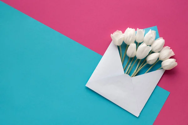 Lente Vlakke Lay Witte Tulpen Witte Envelop Roze Blauwe Papieren — Stockfoto