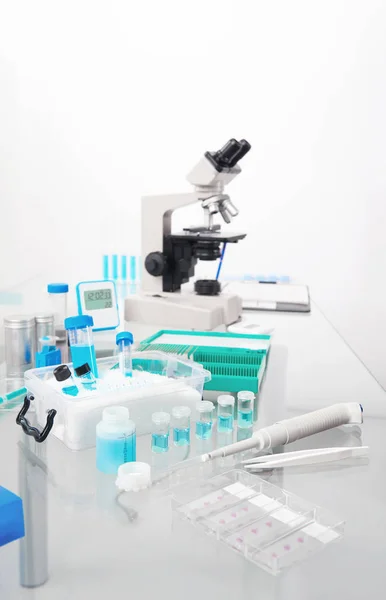 Antecedentes Científicos Con Estación Trabajo Microscópica Microscopio Herramientas Para Tinción — Foto de Stock
