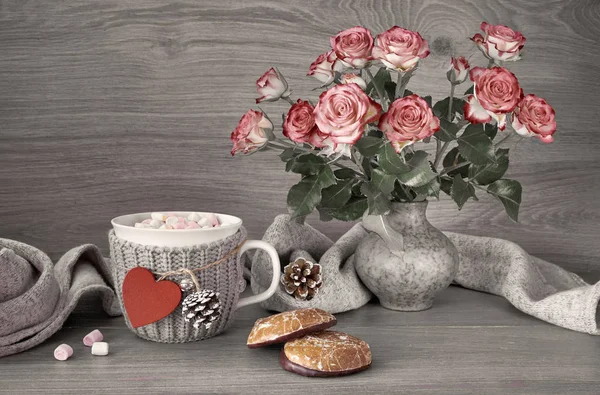 情人节还有一杯热巧克力和棉花糖 粉红玫瑰 贺卡和温暖的围巾 — 图库照片