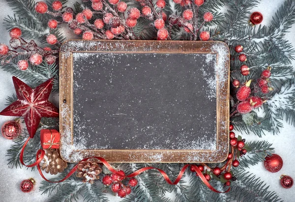 Karda Noel Süsleri Olan Karşılama Mesajın Için Yer Olan Karatahta — Stok fotoğraf
