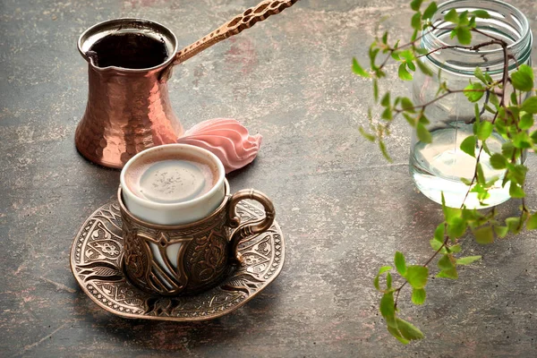 Orientalna Kawa Gotowana Tradycyjnym Tureckim Garnku Miedzianym Wlanym Filiżanki Ciemnym — Zdjęcie stockowe