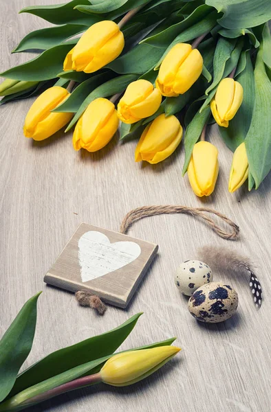 Paascompositie Met Gele Tulpen Houten Hart Kwarteleitjes Houten Tafel Deze — Stockfoto