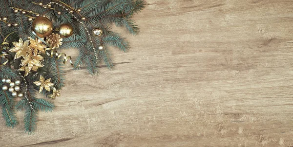 Χριστουγεννιάτικο Φόντο Ξύλο Μια Γωνία Διακοσμημένων Κλαδιών Ελάτης Πάνω Όψη — Φωτογραφία Αρχείου
