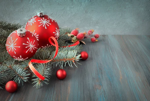 Ξύλινο Φόντο Κλαδιά Χριστουγεννιάτικου Δέντρου Διακοσμημένα Στολίδια Χριστούγεννα Ribon Και — Φωτογραφία Αρχείου