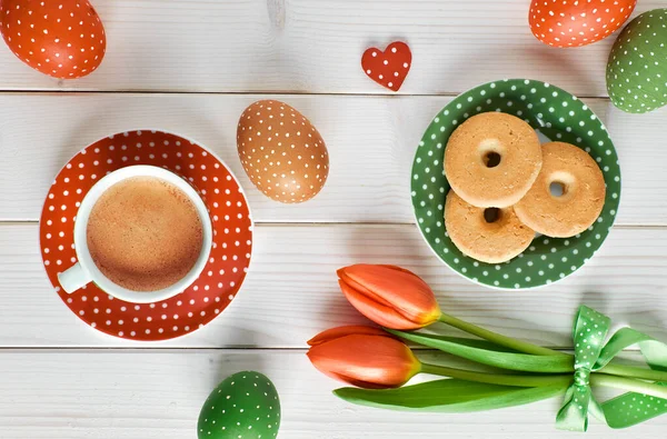 Top Kilátás Fehér Asztal Espresso Csésze Tányér Cookie Húsvéti Tojás — Stock Fotó