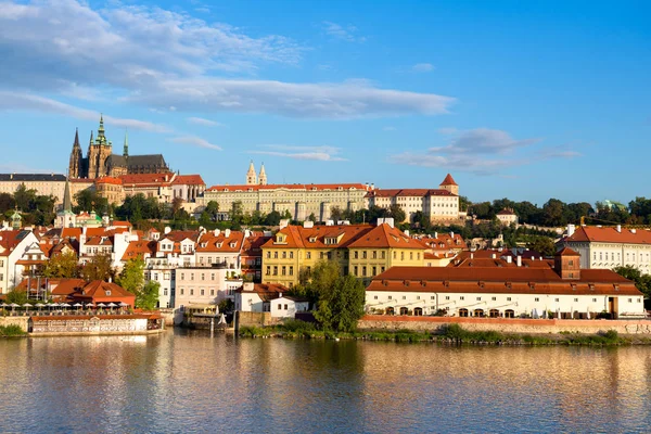 Ranní Pohled Staré Prahy Hrad Svatého Víta Katedrálou Přes Řeku — Stock fotografie