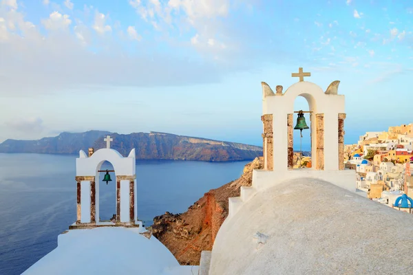 Uitzicht Oia Dorp Santorini Eiland Klokkentorens Van Lokale Kerk Vroeg — Stockfoto