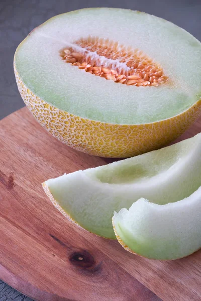 Melone Melone Meloupe Affettato Tavola Legno Sfondo Scuro Strutturato — Foto Stock