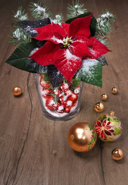 Poinsettia Bagattelle Oro Albero Natale Tavola Legno — Foto Stock