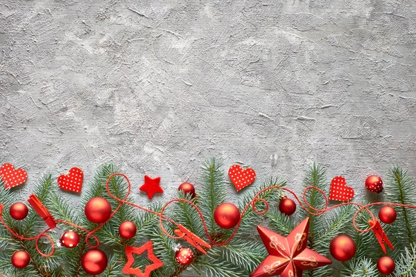 Зеленый Красный Фон Рождества Еловыми Ветками Сердечки Рождественские Безделушки Бетонном — стоковое фото