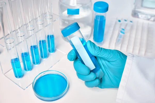 Vědecké Zázemí Bílém Modrém Kapalný Vzorek Ruce Rukavicích Modré Kapalné — Stock fotografie