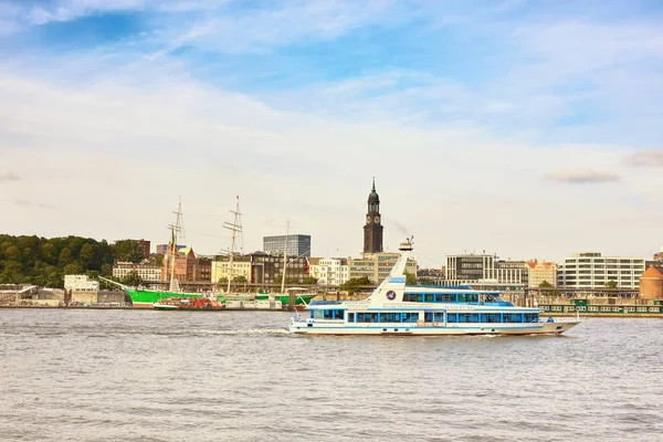 Hamburg Duitsland Augustus 2015 Boot Met Toeristen Gaat Elbe Rivier — Stockfoto