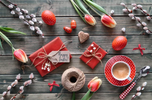 Felülnézet Asztal Tavaszi Dekoráció Kávéscsésze Csomagolt Ajándékok Virágok Húsvéti Tojás — Stock Fotó