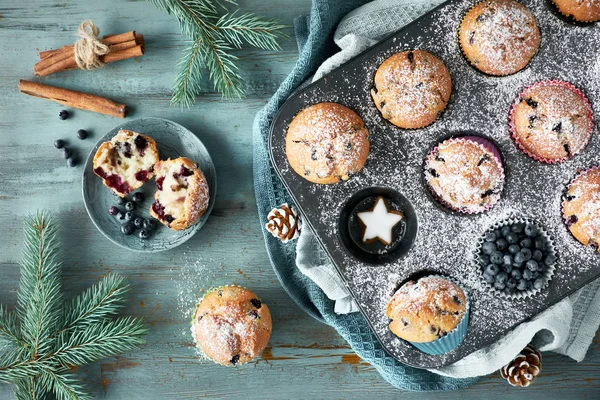 Muffins Mirtilo Com Açúcar Que Gela Uma Bandeja Cozedura Com — Fotografia de Stock