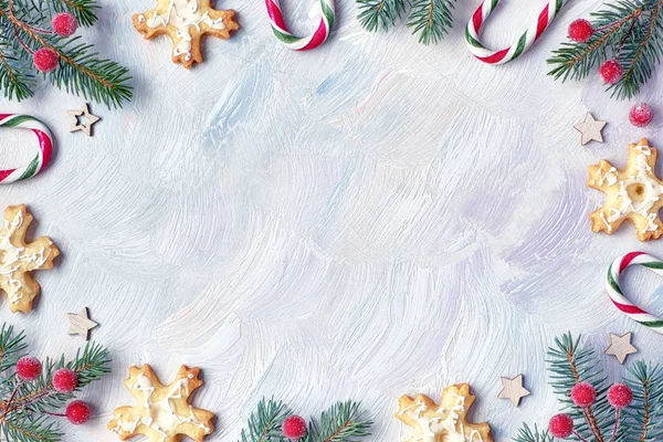 Noel Çerçevesinde Köknar Dalları Şeker Kamışları Donmuş Böğürtlen Kurabiyeler Hafif — Stok fotoğraf