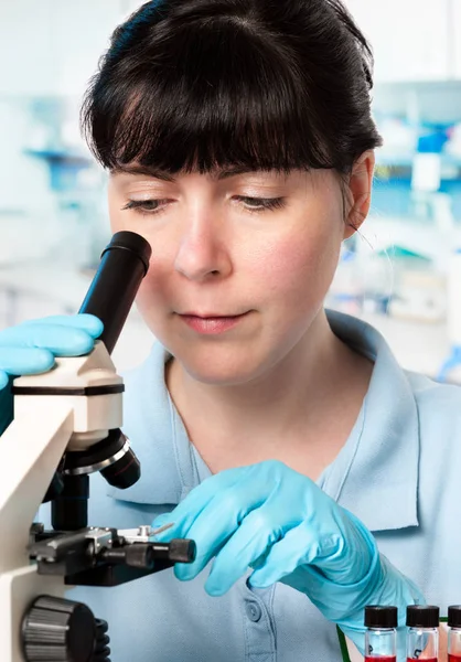 Jeune Stagiaire Étudiant Diplômé Travaille Microscope Laboratoire — Photo