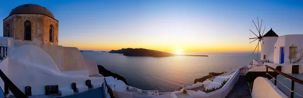 Tramonto Sull Isola Santorini Grecia Chiesa Tradizionale Appartamenti Mulini Vento — Foto Stock