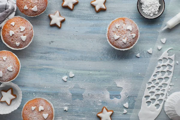 Ovanifrån Bordet Med Socker Beströdda Muffins Fondant Isbildning Och Christmas — Stockfoto