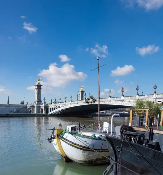 Flodbåtar Framför Alexandre Bro Paris — Stockfoto