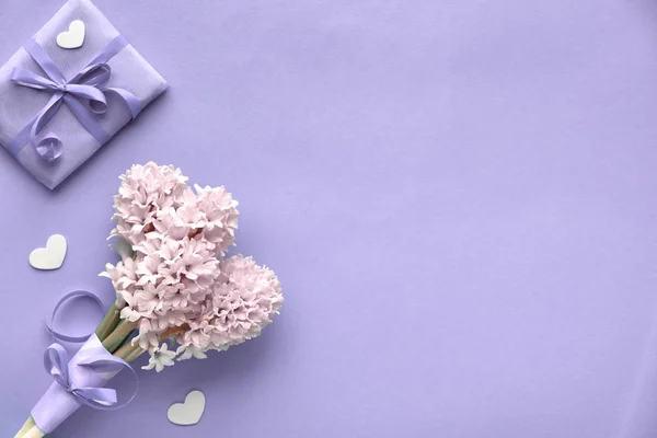 春光明媚的紫丁香色纸背景 粉红百合花 包装礼品盒和装饰心 复制空间 — 图库照片