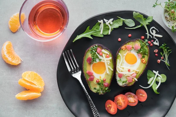 Keto Dieetgerecht Gebakken Avocado Boten Met Ham Blokjes Kwarteleitjes Kaas — Stockfoto