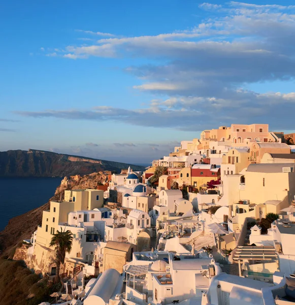 Oia Dorp Santorini Griekenland Vroeg Ochtend Verlicht Met Eerste Stralen — Stockfoto