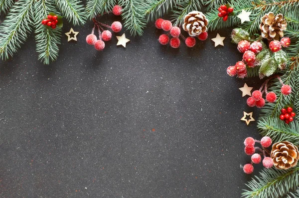 Χριστουγεννιάτικο Φόντο Σύνορα Διακοσμημένα Κλαδιά Ελάτης Μούρα Και Παγωμένα Κουκουνάρια — Φωτογραφία Αρχείου