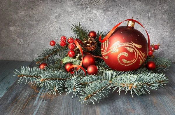 Χριστουγεννιάτικη Σύνθεση Μπιχλιμπίδια Κλαδιά Ελάτης Και Βατόμουρα Ρουστίκ Ξύλινο Τραπέζι — Φωτογραφία Αρχείου