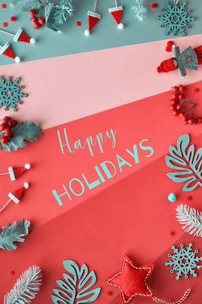 Piso Navidad Con Texto Felices Fiestas Decoraciones Invierno Gris Rojo — Foto de Stock