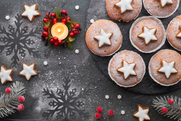 Κάτοψη Του Ξύλινου Πάγκου Ζαχαρωμένα Muffins Fondant Casing Και Χριστουγεννιάτικα — Φωτογραφία Αρχείου