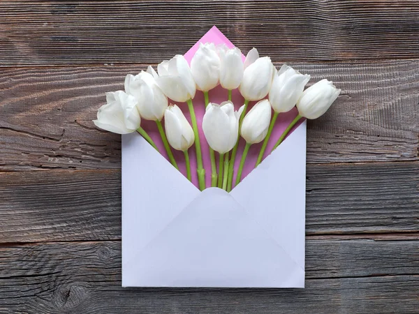 Tulipes Blanches Dans Une Enveloppe Papier Blanc Plat Sur Fond — Photo