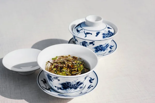 白牡丹在白色桌子上 文本空间传统中国白茶两杯 — 图库照片