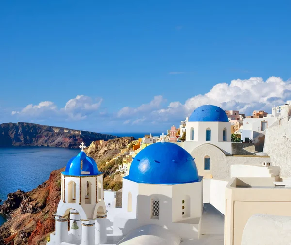 Paikallinen Kirkko Sininen Kupoli Oia Kylässä Santorini Saari Kreikka Panoraama — kuvapankkivalokuva