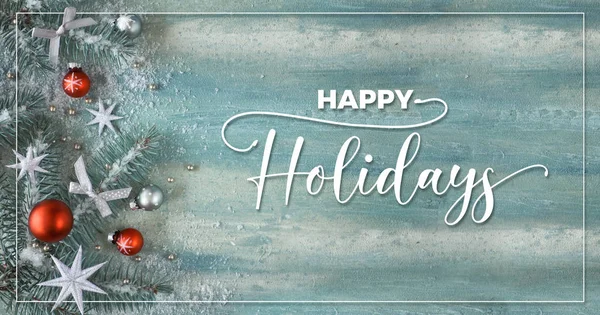 緑のミントの抽象的な背景にモミの小枝 銀と赤のトリンクと銀の星とクリスマスの背景 パノラマ構成 フレームとテキストでバナーデザイン Happy Holidays — ストック写真