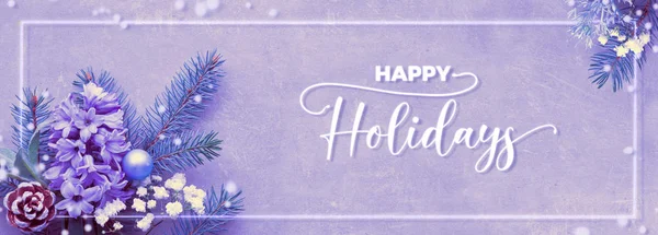 モミの小枝 青いヒヤシンスの花 雪の結晶と冬のハーブと紫色のネオン冬の背景でトップビュー 白い光沢のあるフレームとテキスト ハッピーホリデー 装飾的な雪と フィルタされたネオン画像 — ストック写真